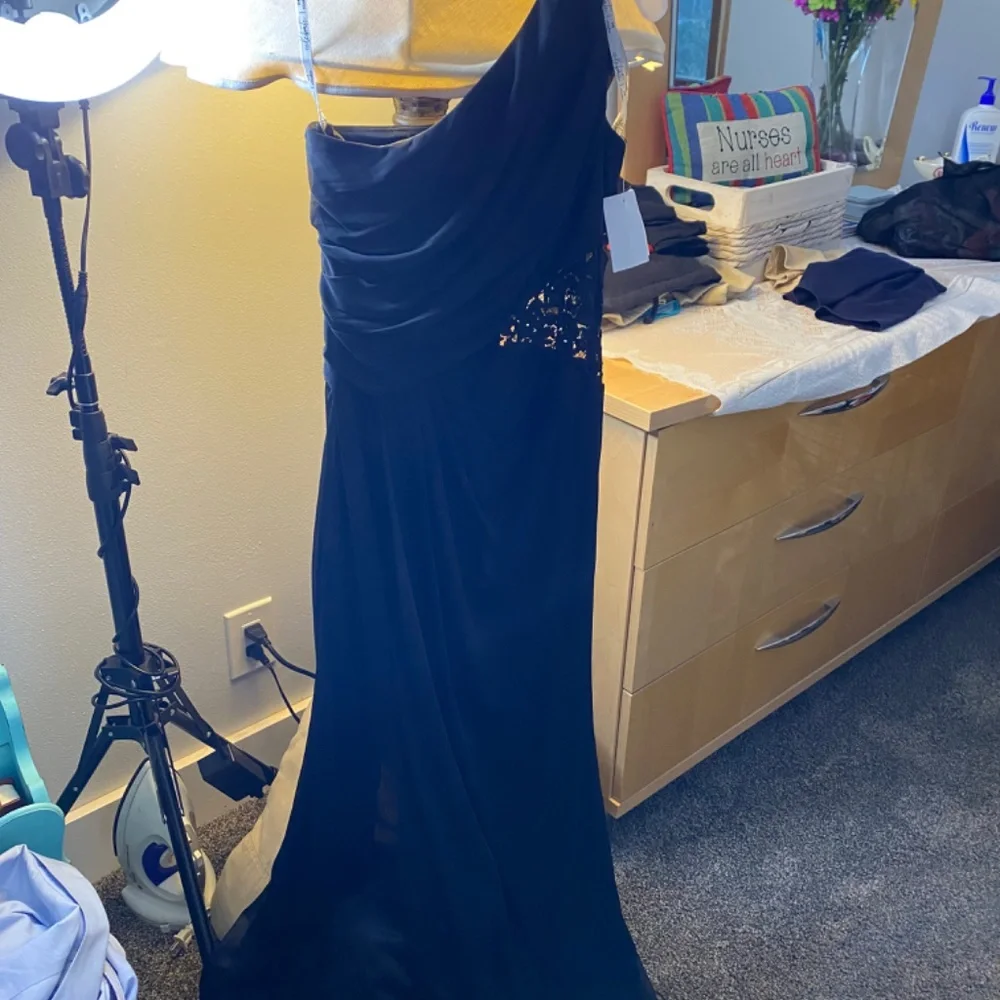 F19419 NWT Black David’s Bridal Gown - Picture 3 of 4